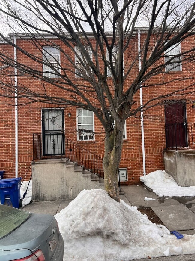 Building Photo - NEWLY REMODELED TOWNHOME IN CENTRAL LOCATION! 3 BEDROOM 2 1/2 BATH, FINISHED BASEMENT, FENCED IN ...