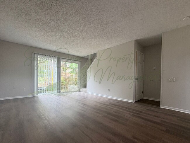 Building Photo - SPACIOUS TOWNHOME IN KANSAS CITY