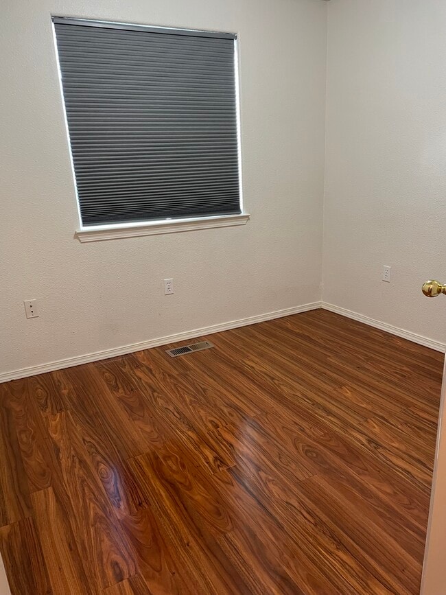 Photo - 5386 Burbank St N