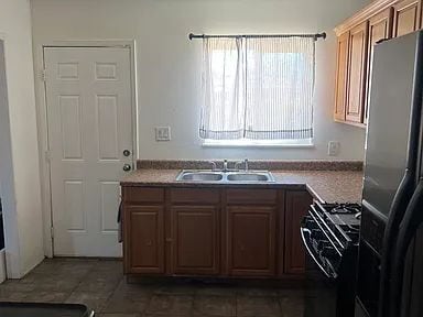 Building Photo - Don't miss out on this beautiful and spaci...