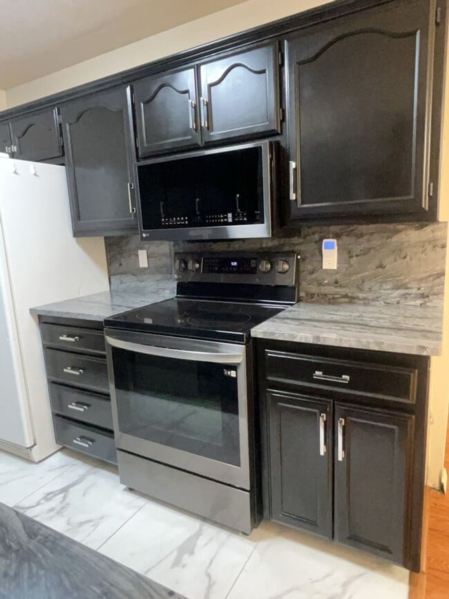 Photo - 3 Bedroom, 2 Bathroom Home! Schedule a Showing!