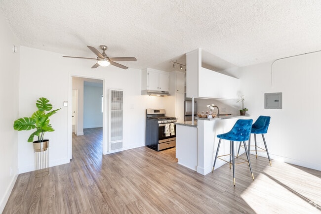 1BR, 1BA - 629SF - Dining Room