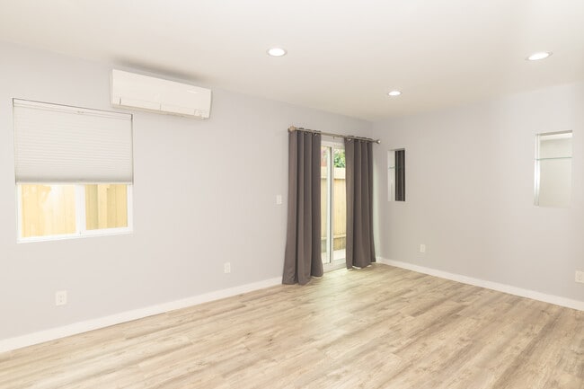Photo - 5182 Canoga Ave