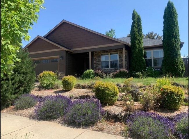 Building Photo - Beautiful East Medford 4 Bedroom 2 Bathroom Home