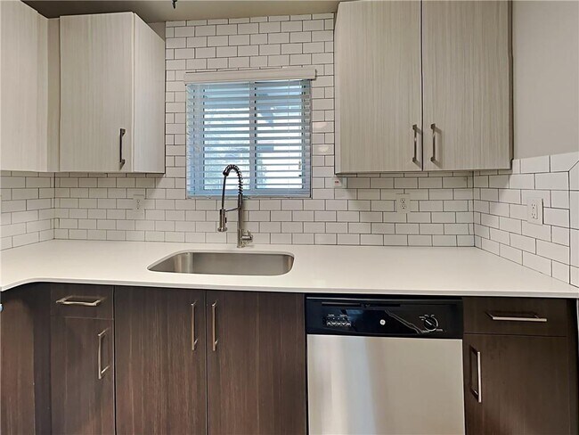 Photo - 880 N Highland Ave NE Unidad B7