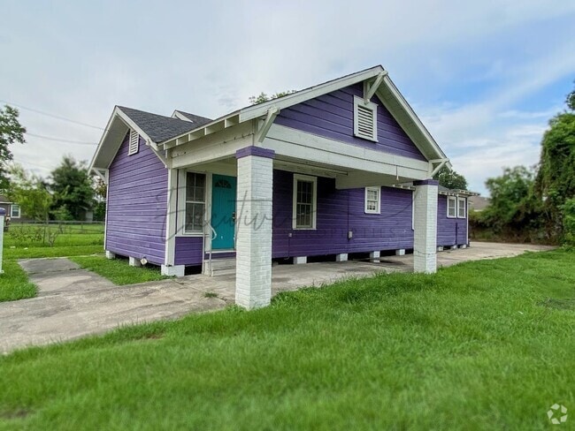 Building Photo - 2-Bedroom House with Bonus Space Near Down...