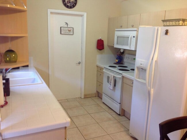 Photo - Beautiful 2/1 with fenced backyard