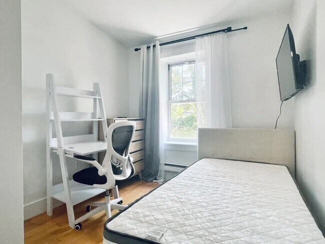 Photo - Furnished room/NOT APARTMENT Unit 3FL