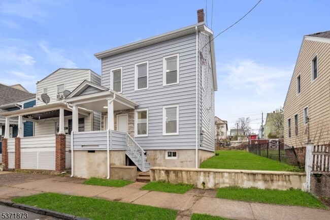 Building Photo - 325 N 7th St Unit 1-1 Rental