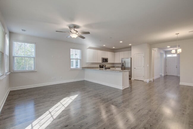 Building Photo - 7821 Montview Rd