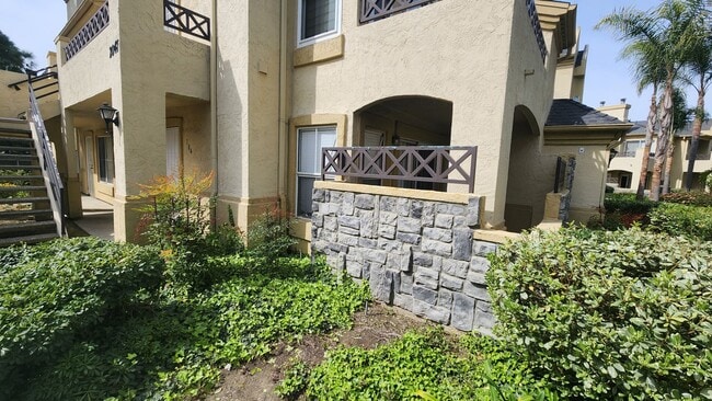 Building Photo - REMODELED 2 Bedroom, 2 Bath Condo in Eastlake Shores Unit 104