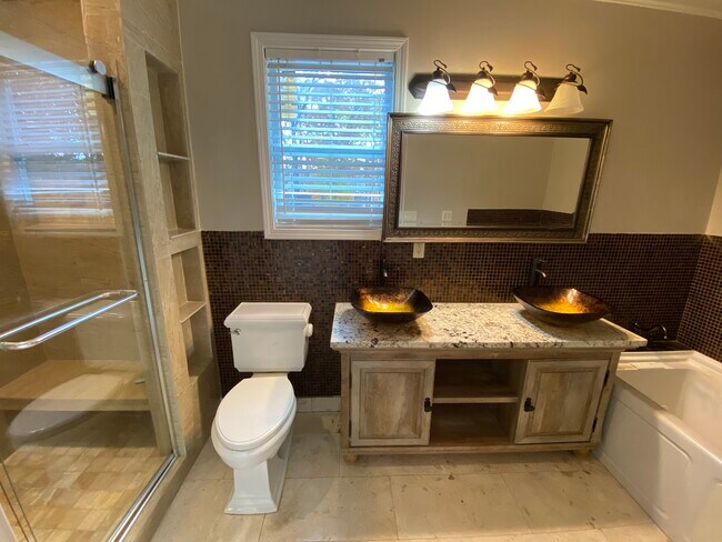 Master bath - 5572 Vaughn Rd