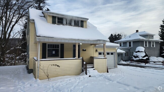 Building Photo - Cozy 3 bedroom Cape Cod with attached gara... Rental