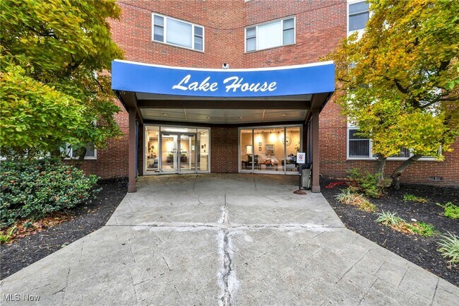 Building Photo - 11850 Edgewater Dr Unit 808