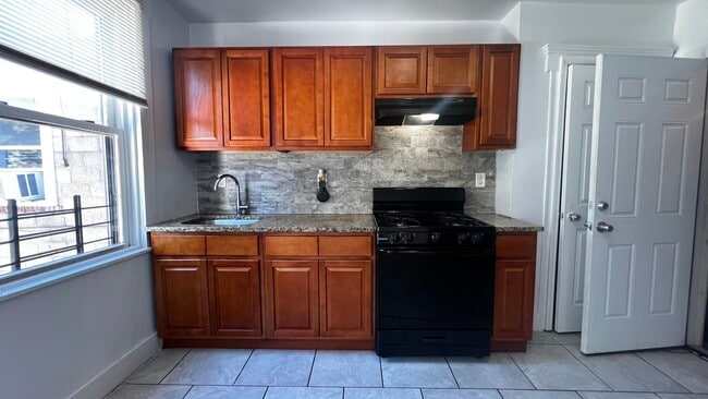 Building Photo - 21 Tillinghast St Unit 2 Rental