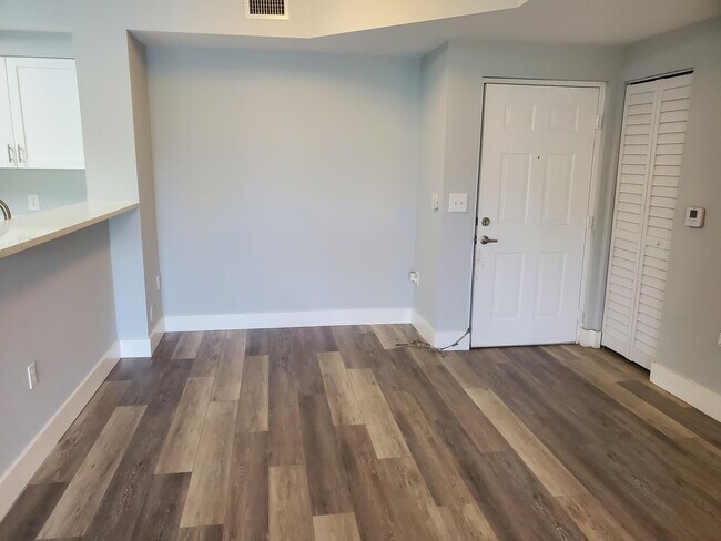 8070 N Nob Hill Rd Unit 106