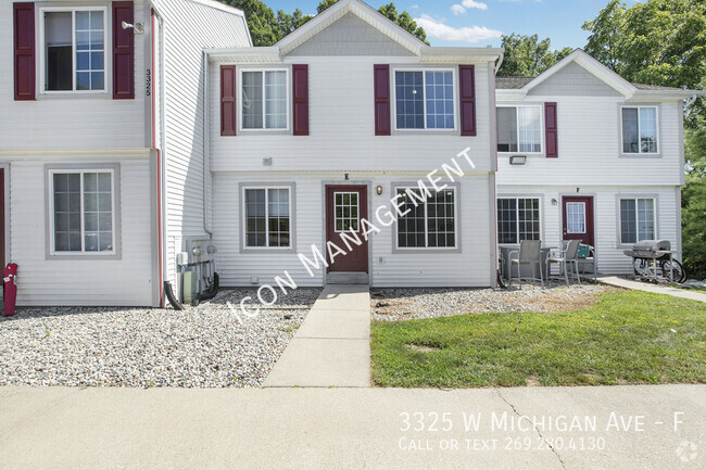 Building Photo - Huge townhouse style home!