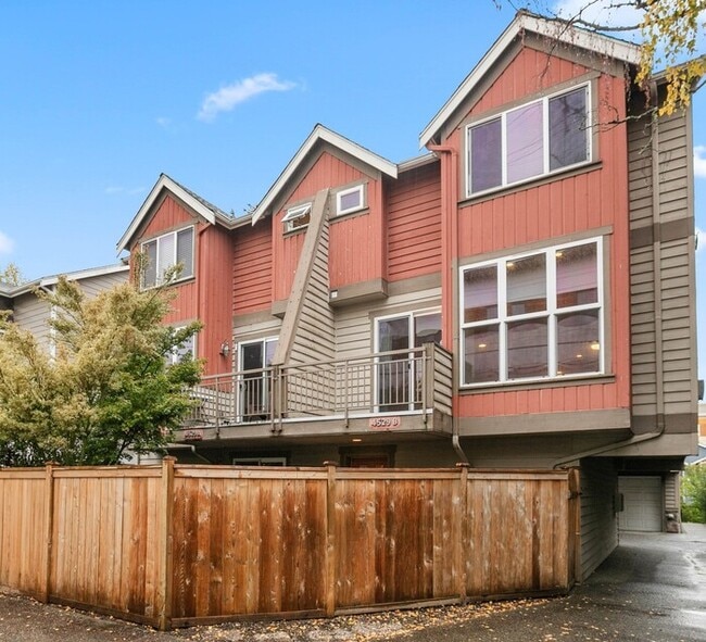 Immaculate Urban Townhome in Famed Alaska ... - Immaculate Urban Townhome in Famed Alaska ...