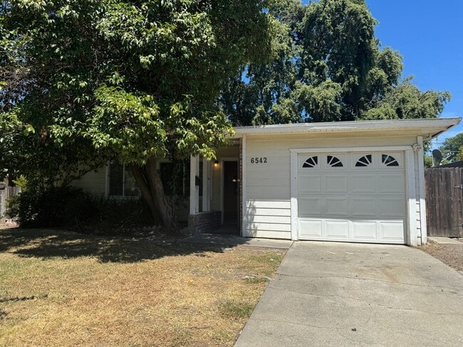 Building Photo - Large Three Bedroom Home with Two Bathrooms in Lincoln Village