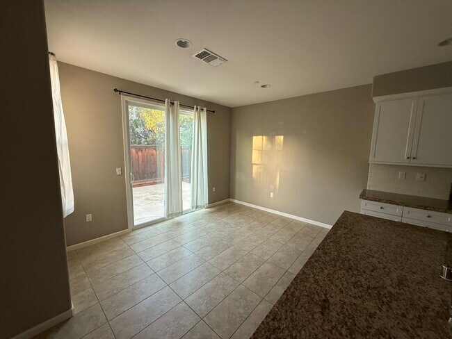 Photo - 305 MacArthur Way