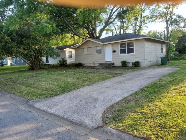 Building Photo - 9110 Woodford Dr