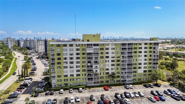 Building Photo - 4400 Hillcrest Dr Unit 720C