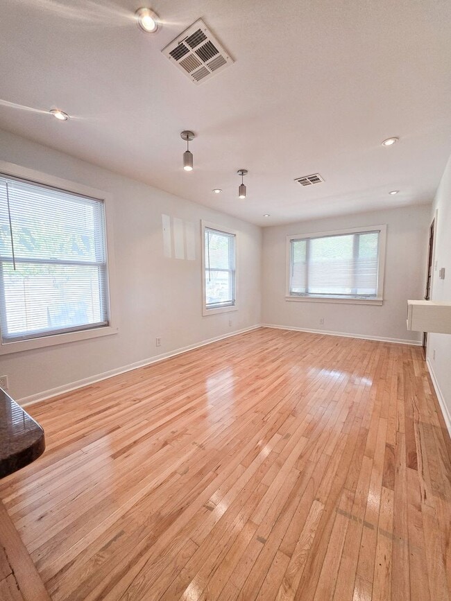 Building Photo - Renovated 3-bedroom/1-bath + Bonus Room in South Austin