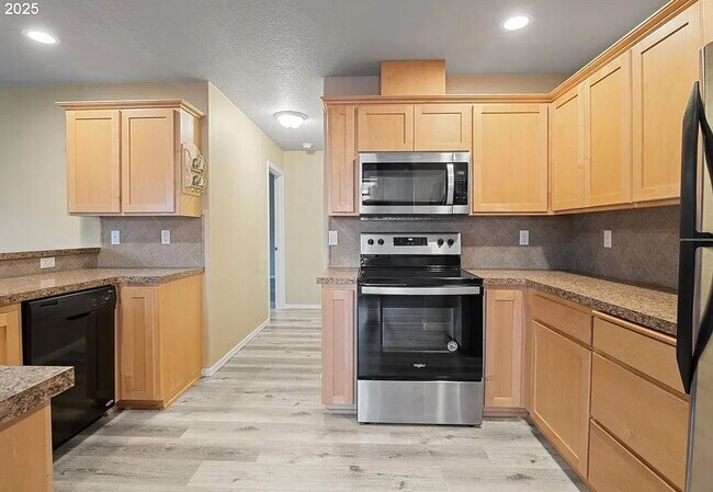 Photo - "Charming 3-Bed Oasis in Monmouth with Cozy Fireplace & Stylish Furnishings!"