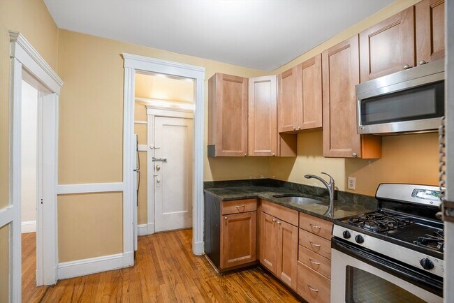 Building Photo - 59 Lanark Rd Unit 2 Rental