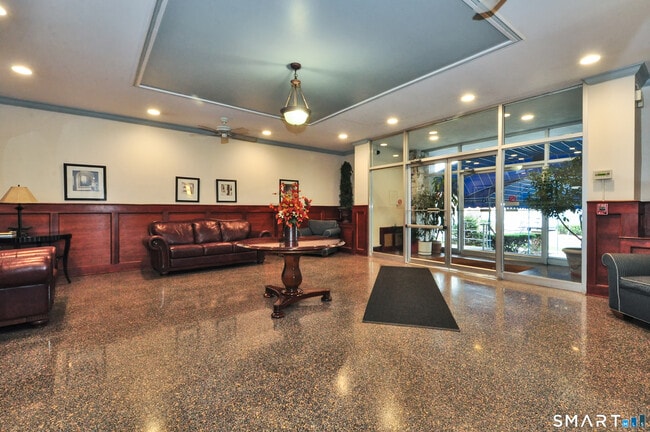 Building Photo - 39 Glenbrook Rd Unit 2W