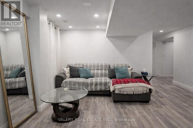 Photo - 16 Vanwood Crescent