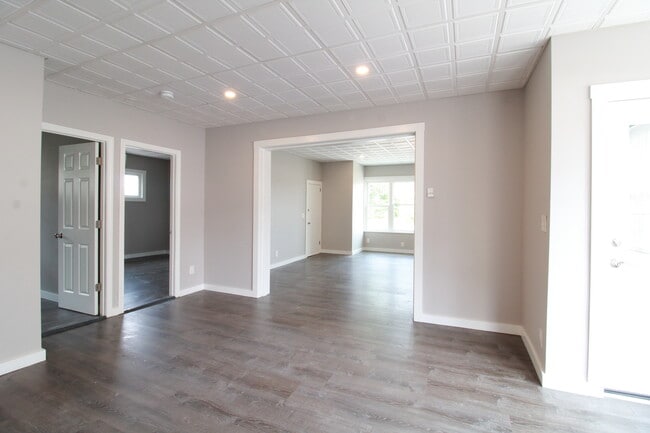 Building Photo - 704 S Main St Unit First Floor