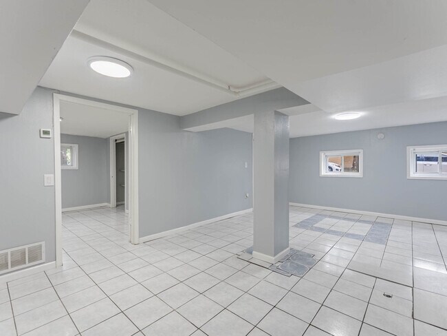 Photo - 3815 W Roscoe St