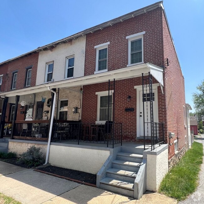 Building Photo - Beautifully renovated townhome in West Che...