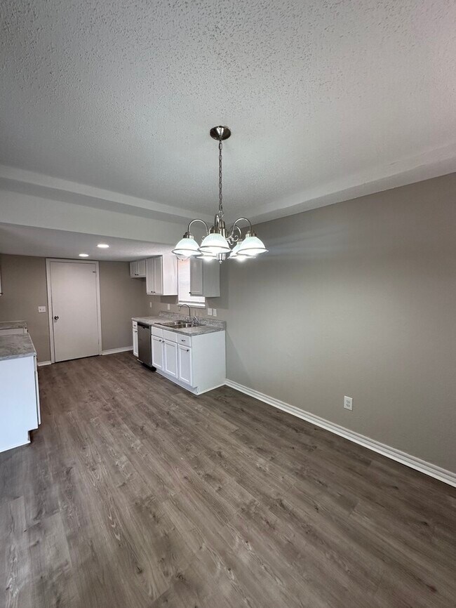Photo - 4700 Clendon Way