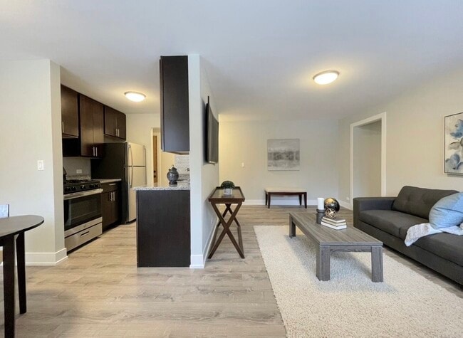 Photo - 530 W Surf St
