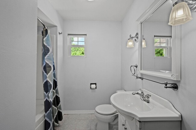Photo - MOVE IN SPECIAL! SCORE HALF OFF 1ST MONTH'...