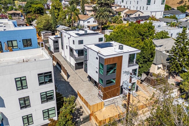 Building Photo - Ultra-Luxury Brand New 2 bed/2.5 bath and ... Unit 4