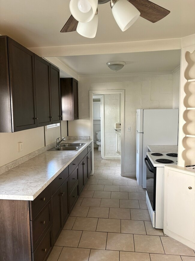 Cocina con armarios nuevos - 80 College Way Unidad 2