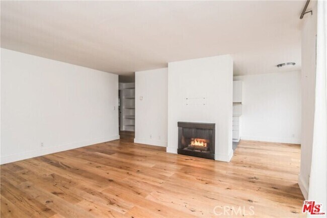 Building Photo - 811 6th St Unit 304 Rental