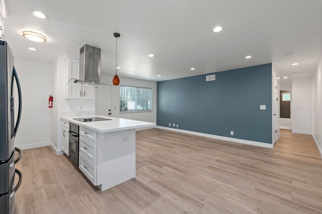 Photo - Upstairs 2 bedroom 1 bathroom Condo! Unit 4
