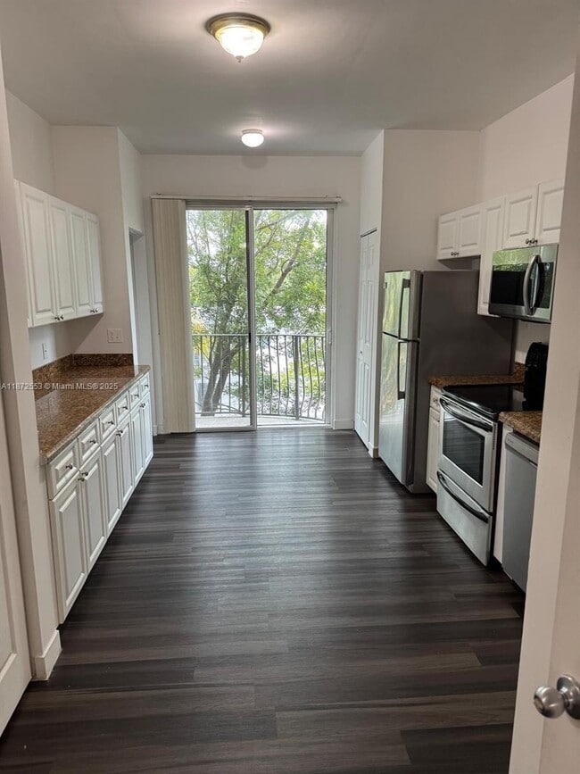 Building Photo - 954 SW 36th Ct Unit 302 Rental