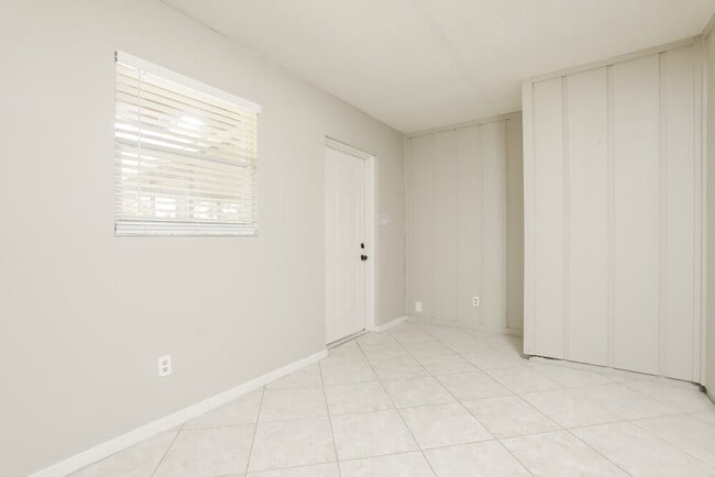 Photo - 208 12 League Cir