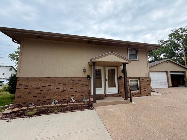Building Photo - **COMING SOON** 2 bed 1 bath ground level duplex