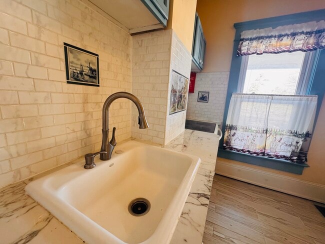 Photo - 503 S Broadway St Unidad Front