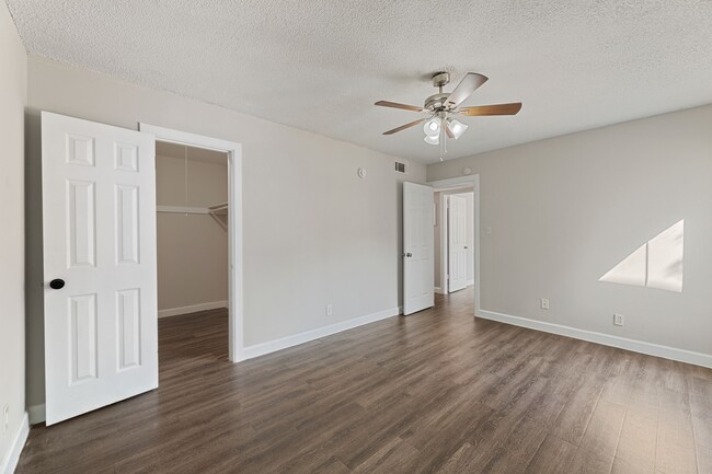 Photo - 5005 Manor Rd