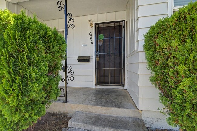 698 King Ave