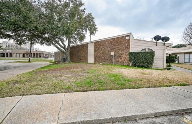 Building Photo - 1014 Graham Dr Unit L1 Rental