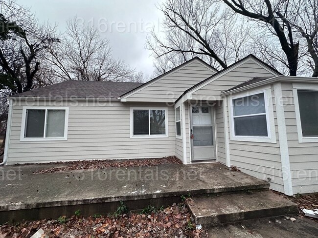 Building Photo - $1300 - 4 bed 1 bath home - Single Family Home
