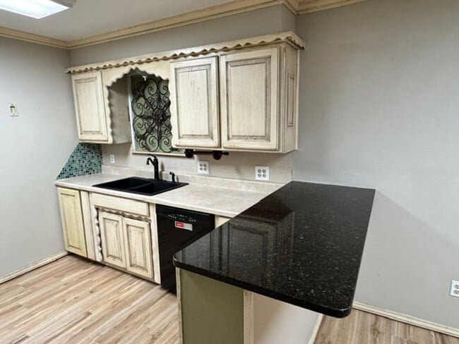 Photo - 2204 Edgewood Dr